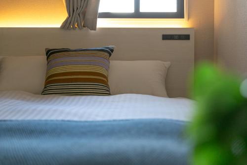 Voodi või voodid majutusasutuse Living like hotel Hakata Premium toas