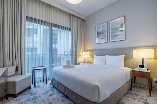 Ένα ή περισσότερα κρεβάτια σε δωμάτιο στο Luxury Seaview 3BR with Assistant Room, Just Minutes from Fujairah Pristine Beaches, The Address Fujairah Residences Block A, Fujairah by Deluxe Holiday Homes