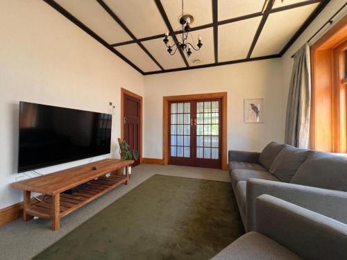 Una televisión o centro de entretenimiento en Chic 4 bedroom City Home with large Garden