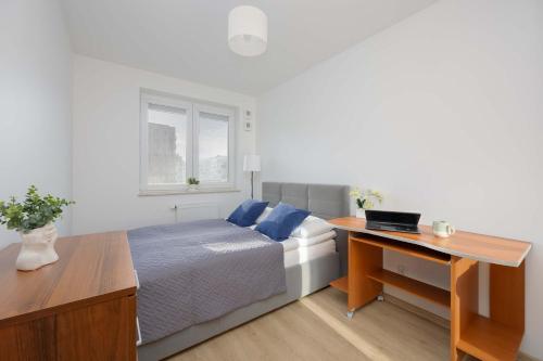 Ένα ή περισσότερα κρεβάτια σε δωμάτιο στο Stylish Apartment Habicha with Air Conditioning and Underground Parking by Noclegi Renters