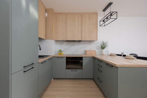 Η κουζίνα ή μικρή κουζίνα στο Stylish Apartment Habicha with Air Conditioning and Underground Parking by Noclegi Renters