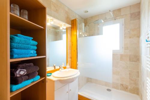 胡菲涅克La Maison de Reta - House avec piscine privée的带水槽、马桶和浴缸的浴室