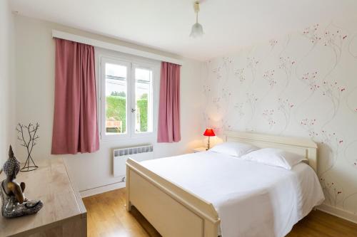 胡菲涅克La Maison de Reta - House avec piscine privée的卧室配有白色的床和红色窗帘