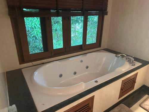 Koupelna v ubytování 普吉高奢康养泳池别墅