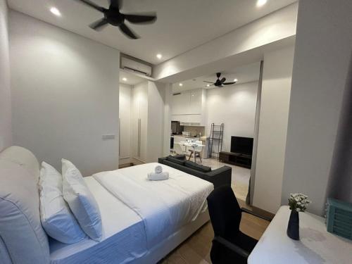 sypialnia z łóżkiem i wentylatorem sufitowym w obiekcie Pearl Suites at Lucenthia Kuala Lumpur w Kuala Lumpur