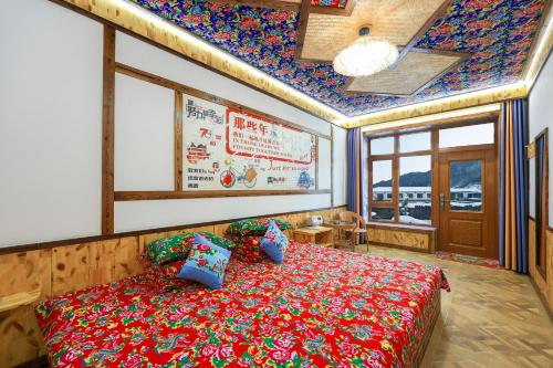 Una cama o camas en una habitación de Snowdale Snow Maiden Inn