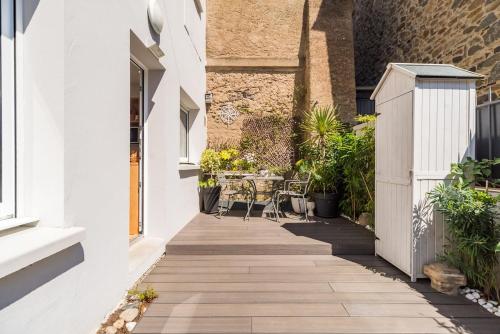 an internal courtyard of a house with a patio at Joli duplex a Saint-Quay a deux pas de la plage in Saint-Quay-Portrieux