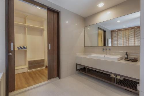 Koupelna v ubytování Laguna Parkside by Triple8 Asia