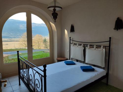 Ένα ή περισσότερα κρεβάτια σε δωμάτιο στο Alpine Chalet Retreat with Pool