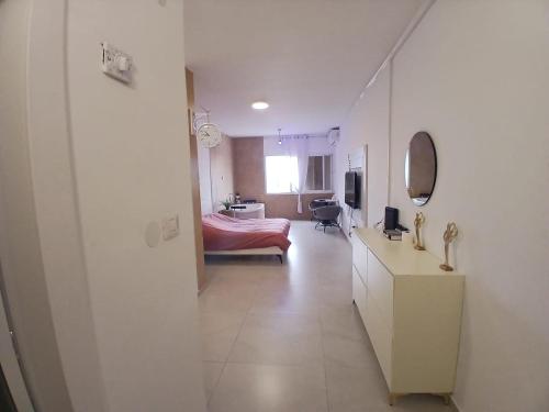 Ένα ή περισσότερα κρεβάτια σε δωμάτιο στο נופש ליד הים