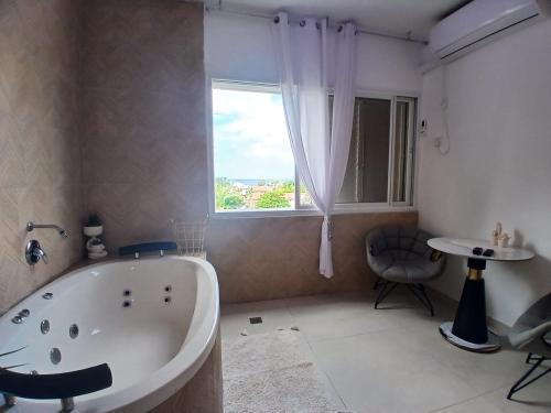 Ένα μπάνιο στο נופש ליד הים