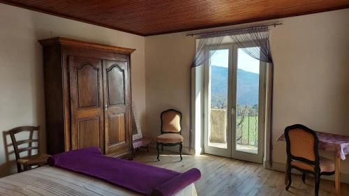 Ένα ή περισσότερα κρεβάτια σε δωμάτιο στο Maison charmante à Plan-de-Baix avec vue montagne.