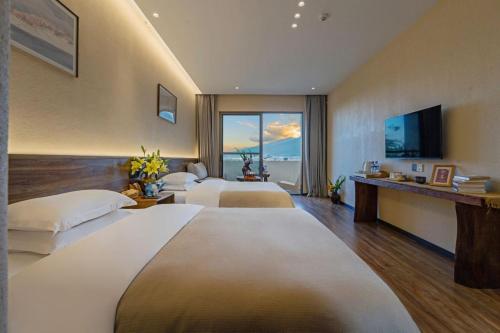 Ένα ή περισσότερα κρεβάτια σε δωμάτιο στο Dali Buxi Traditional Chinese Medicine Wellness and Spiritual Retreat Villa Mountain and Sea Homestay