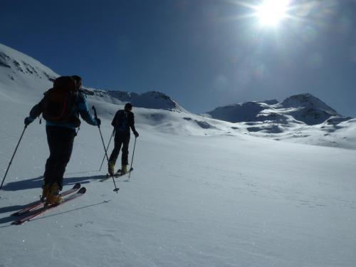 - deux pistes de ski de fond sur une montagne enneigée dans l'établissement Studio Barcelonnette Ubaye, Provence, à Enchastrayes