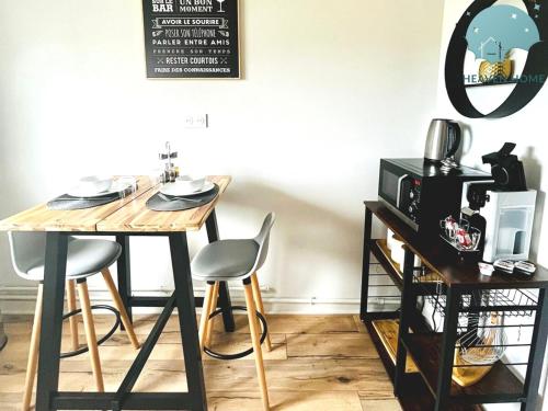 Příslušenství pro přípravu čaje a kávy v ubytování Charmant appartement proche des commerces et Gare