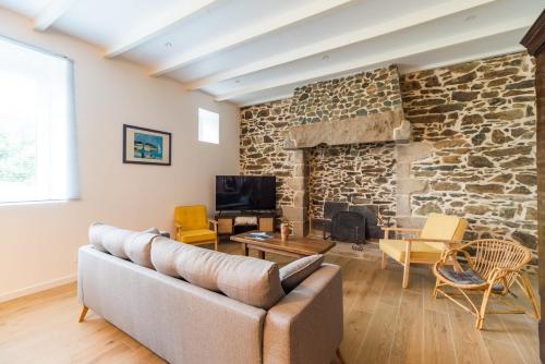 Μια τηλεόραση ή/και κέντρο ψυχαγωγίας στο Gîte de charme à la campagne à 15 km de la mer