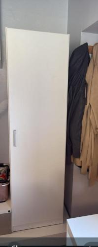 ein Schrank mit einer weißen Tür in einem Zimmer in der Unterkunft Möb Monteurapartment in Gladbeck in Gladbeck
