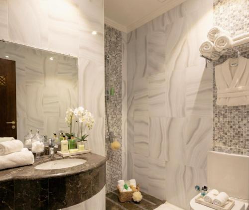 une salle de bain avec lavabo et douche dans l'établissement رتاج إن, à Al Khansāk