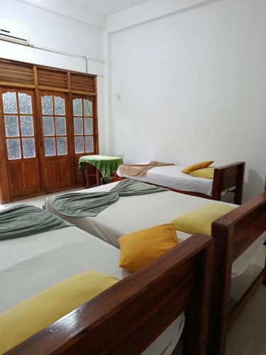 ティッサマハーラーマにあるWild Safariの部屋に3つのベッドがあるグループ