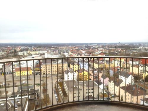 vista sulla città dalla parte superiore di un edificio di Penthouse Apartment im 20 Stock a Augusta (Augsburg)
