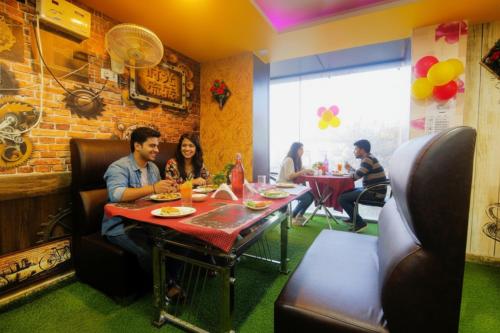 Khách lưu trú tại FabHotel Royal Palace