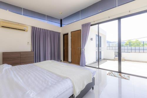 Postel nebo postele na pokoji v ubytování Laguna Parkside by Triple8 Asia