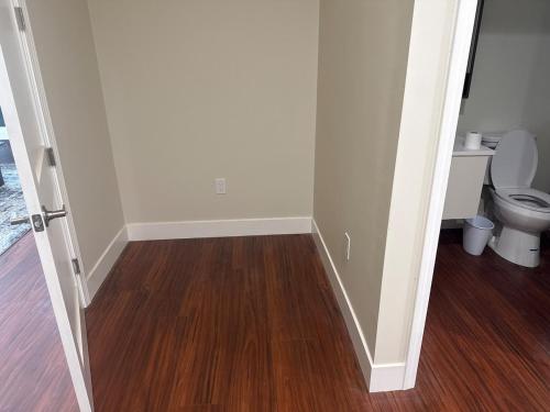 Ένα μπάνιο στο 2 bedroom 2 Baths Huge Living Close to downtown Alameda County Fair Ground