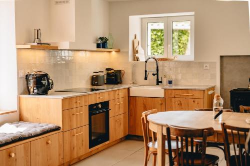 Kuchyň nebo kuchyňský kout v ubytování Gite Ker Eost - Elegance & charme proche de la mer