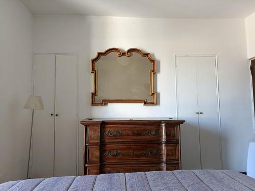 Ένα ή περισσότερα κρεβάτια σε δωμάτιο στο La terrazza sul Borgo di Quadroni