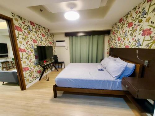 Télévision ou salle de divertissement dans l'établissement 1bedroom suite 50th floor with balcony and bathtub at Horizons 101 tower 1