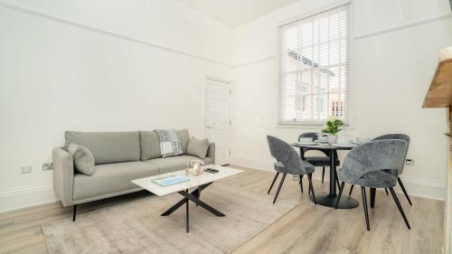 Et opholdsområde på The Cheltenham Suites - Charming 2 Bed Apartment
