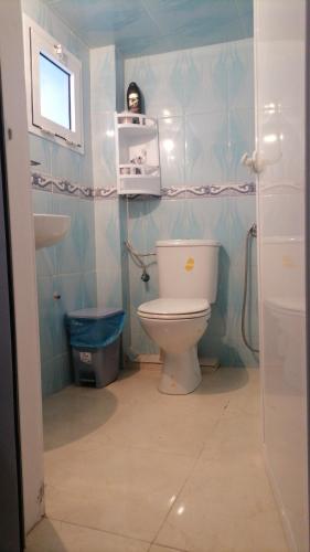 ein Badezimmer mit Toilette und Waschbecken in der Unterkunft casa carmen medina asilah 