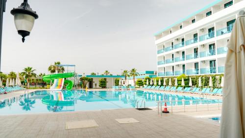 una gran piscina frente a un edificio en Rizom Beach Hotel Kumluca, en Kumluca