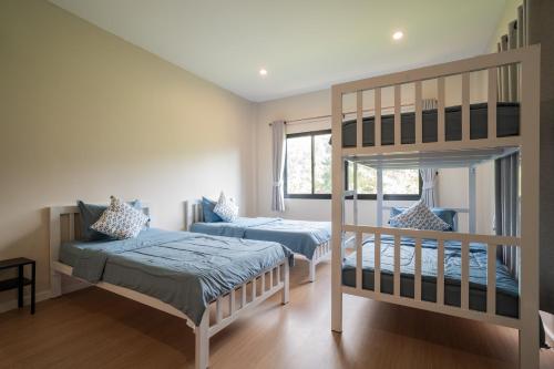 Ένα ή περισσότερα κρεβάτια σε δωμάτιο στο Just A Nap Khaoyai บ้านหลังใหญ่สำหรับครอบครัว