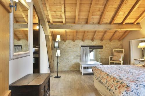 Postel nebo postele na pokoji v ubytování Domaine situé au coeur de la campagne vendéenne