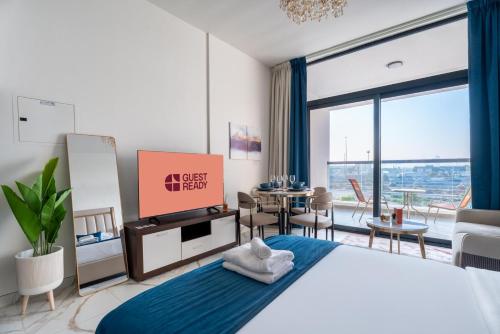 a hotel room with a bed and a tv at GuestReady - Studio | City-View Getaway in Dubai