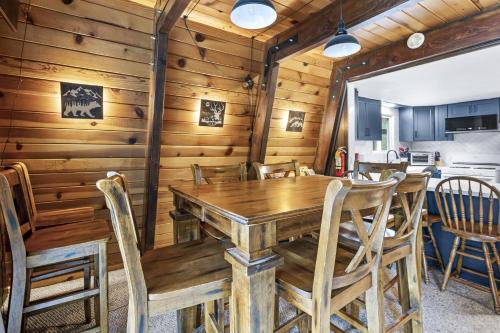 The Bears Lair Perfect for family w-full Amenities في مدينة بيغ بير: غرفة طعام مع طاولة وكراسي خشبية