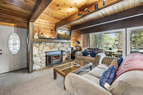 The Bears Lair Perfect for family w-full Amenities في مدينة بيغ بير: غرفة معيشة مع موقد حجري في منزل