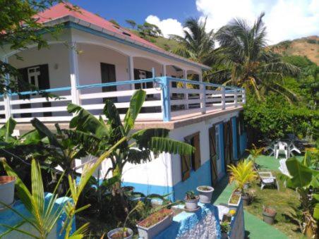 ein großes Haus mit blau-weiß in der Unterkunft Maison chaleureuse avec vue sur mer in Terre-de-Haut
