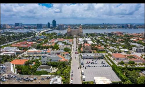 an aerial view of a city with a river and buildings at TROPICAL Palm Beach NEW SUITE 3 Beds 2 BEDRS &2BATHROOMS ENSUITE BEACH 5 MINOutdoorPOOL Garden in Palm Beach