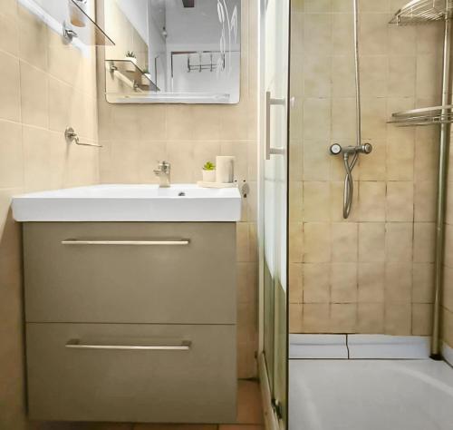 a bathroom with a sink and a shower at Appartement confortable avec parking et terrasse in Leucate-Plage
