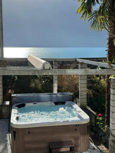 una vasca idromassaggio con un telefono dentro di Lakeview Swiss Chalet with Hot Tub near Interlaken a Niederried