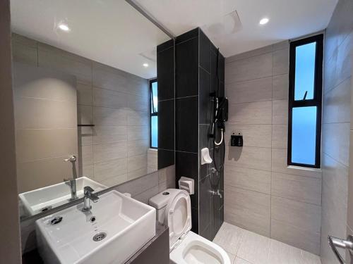 Un baño de Minimalist Cozy by The Haven Melaka Jonker