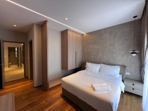 Una cama o camas en una habitación de Minimalist Cozy by The Haven Melaka Jonker