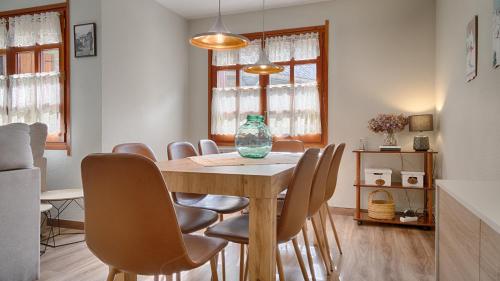 een eettafel met stoelen en een vaas erop bij Saplan Real Estate SALARDÚ in Salardú