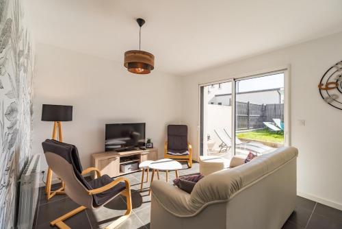ein Wohnzimmer mit Sofa, Sesseln und Fernseher in der Unterkunft Ty Menez - Maison neuve proche commerces et plages in Pordic