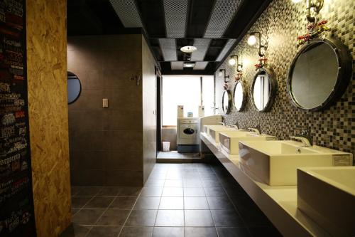 Phòng tắm tại NYS Loft Hotel