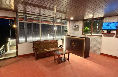 ein Wohnzimmer mit Sofa und Tisch in der Unterkunft Wildcrest Homestay in Madikeri