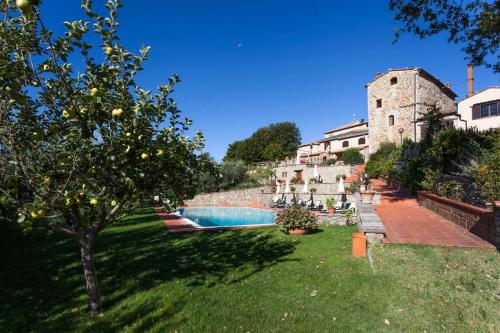 an apple tree in a yard next to a building at Sant'Antonio in Volterra