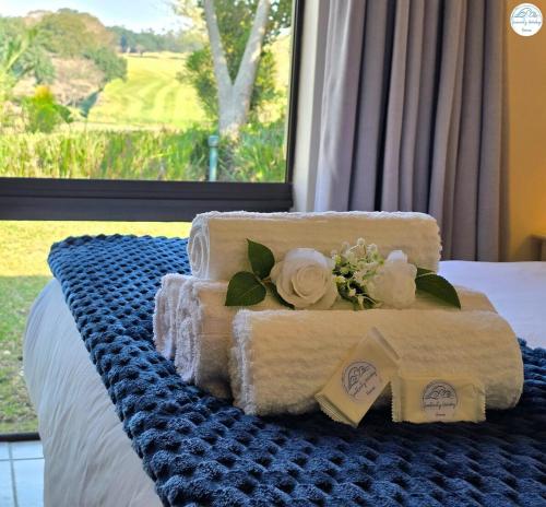 Postel nebo postele na pokoji v ubytování Villa M2 - Selborne Golf Estate